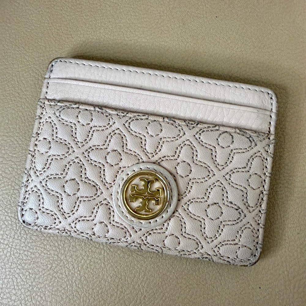 Tory Burch Cream Beige Pink Quilted Leather Card Holder with Gold Logo Medallion